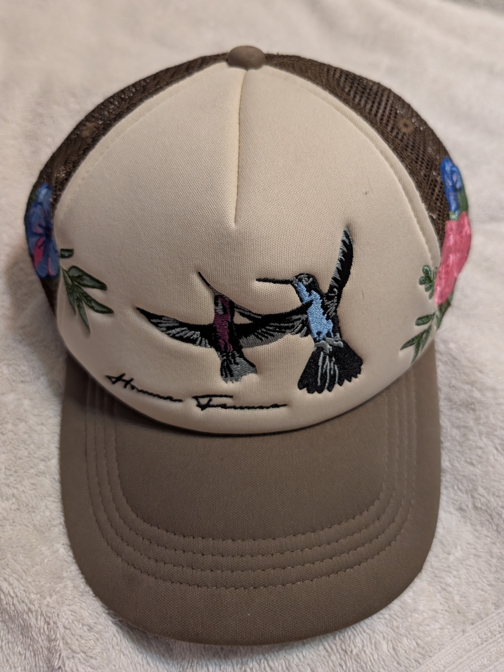 Homme Femme Hummingbird Embroidered Trucker Hat - Cream & Brown